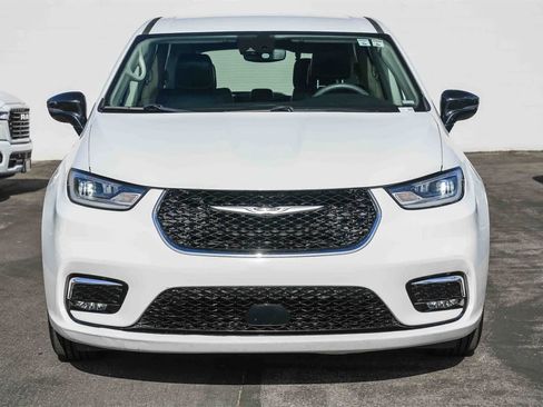 Used 2024 Chrysler Pacifica Touring-L image 2