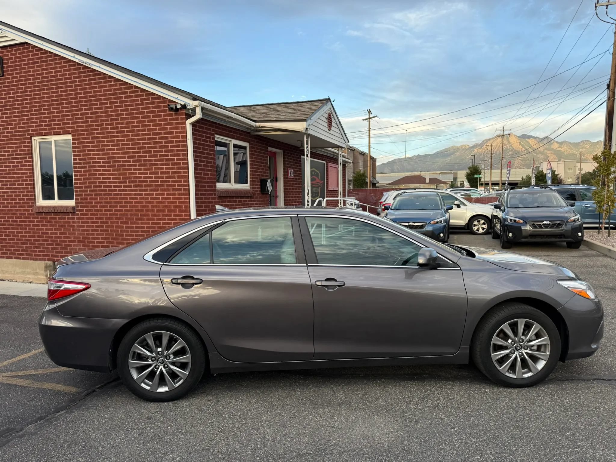 Used 2017 Toyota Camry XLE w/ Moonroof Package FWD image 4