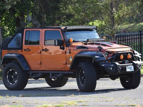 Used 2011 Jeep Wrangler Unlimited Rubicon w/ Connectivity Group AWD/4WD image 4
