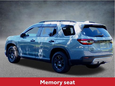 Used 2025 Honda Pilot TrailSport image 10