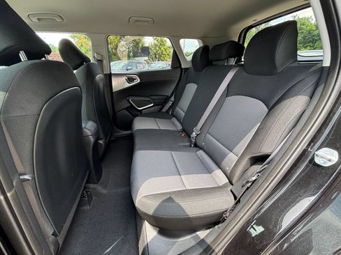 Used 2025 Kia Soul LX w/ LX Technology Package FWD image 33