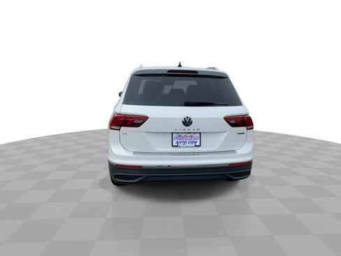 Used 2023 Volkswagen Tiguan SE w/ Panoramic Sunroof Package image 7