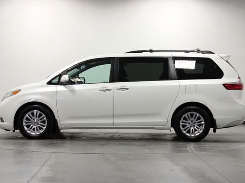 Used 2017 Toyota Sienna XLE image 7