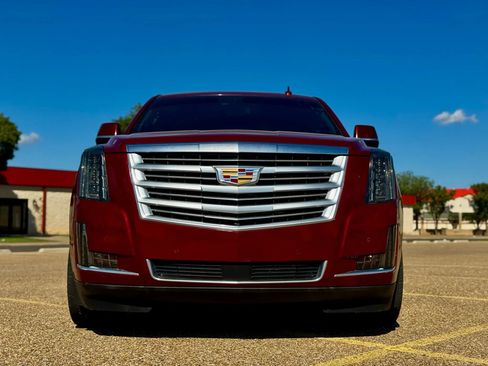 Used 2017 Cadillac Escalade Platinum image 2