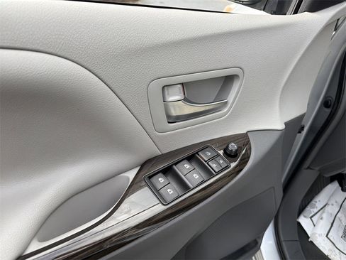 Used 2019 Toyota Sienna XLE image 14