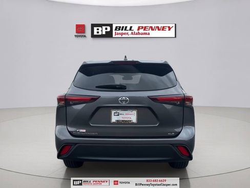Used 2025 Toyota Highlander XLE FWD image 4