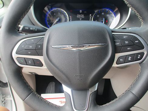 Used 2023 Chrysler Pacifica Touring-L FWD image 10