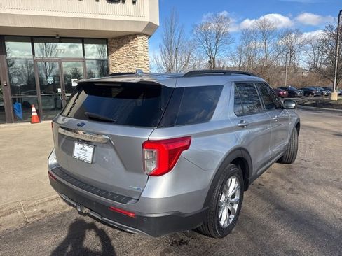 Used 2020 Ford Explorer XLT w/ Equipment Group 202A image 3
