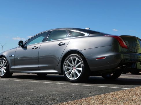 Used 2019 Jaguar XJ R-Sport image 11