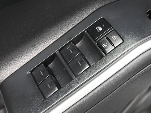 Used 2023 Toyota Highlander XLE image 4