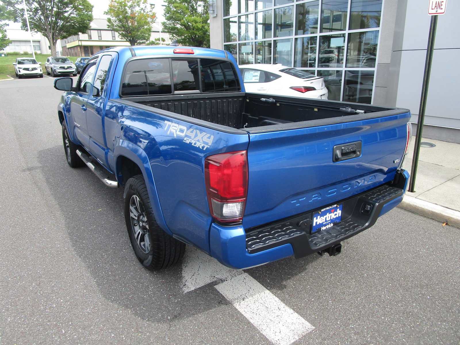 Used 2018 Toyota Tacoma TRD Sport AWD/4WD image 9