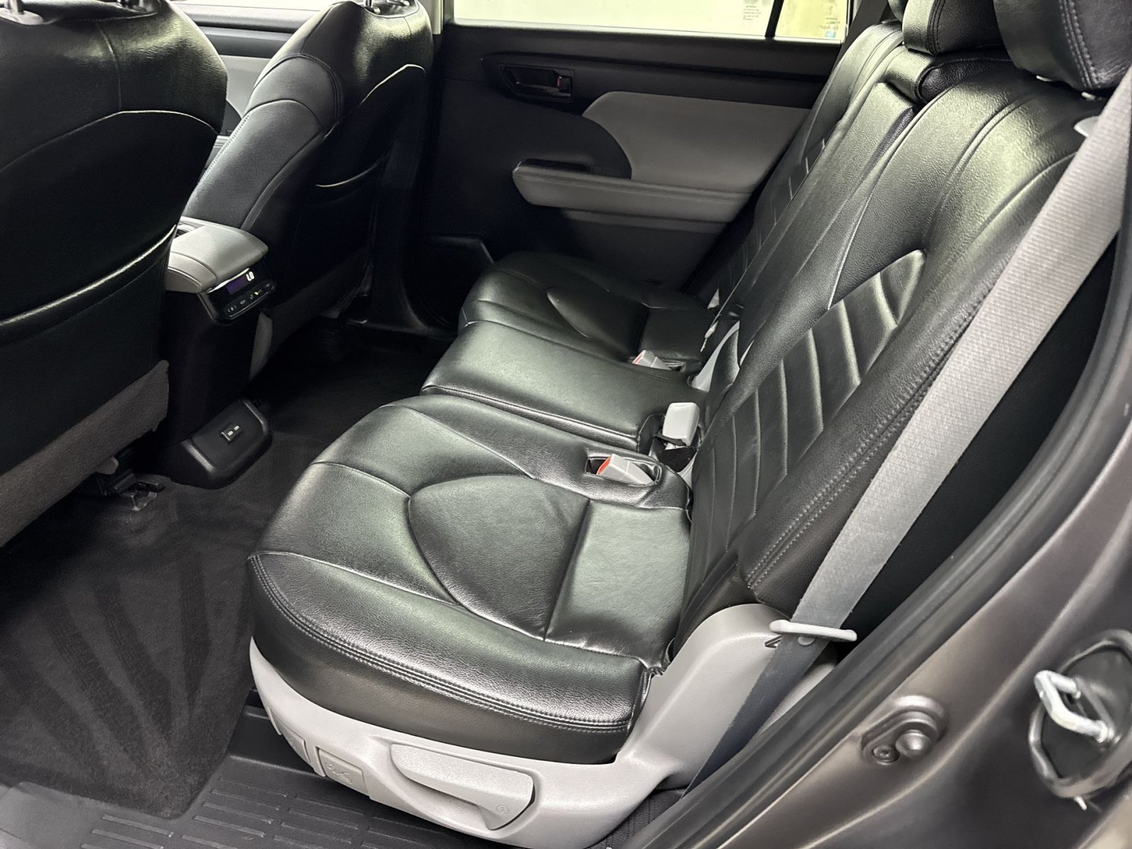 Used 2023 Toyota Highlander LE AWD/4WD image 36