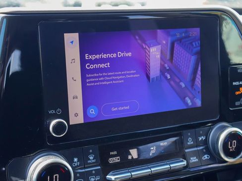 Used 2023 Toyota Highlander LE image 3