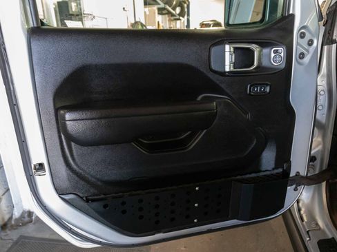 Used 2022 Jeep Wrangler Unlimited Rubicon AWD/4WD image 9