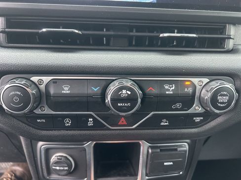 Used 2024 Jeep Wrangler Unlimited Sport AWD/4WD image 24