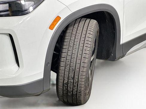 Used 2025 Volkswagen Tiguan SE image 24