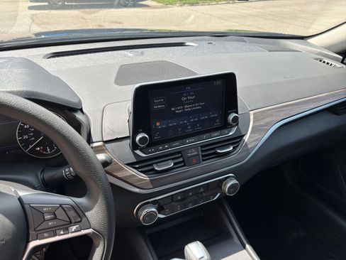 Used 2025 Nissan Altima 2.5 SV FWD image 14