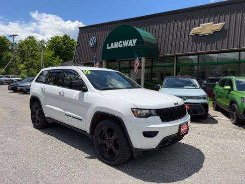 Used 2019 Jeep Grand Cherokee Laredo AWD/4WD image 1
