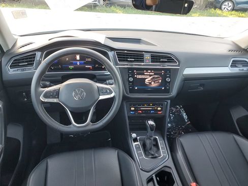 Certified 2023 Volkswagen Tiguan SE w/ Panoramic Sunroof Package FWD image 3