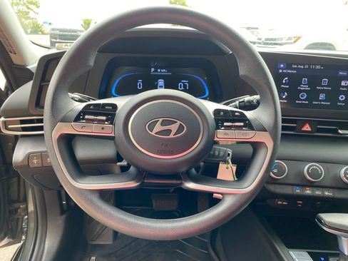 Certified 2025 Hyundai Elantra SE FWD image 11
