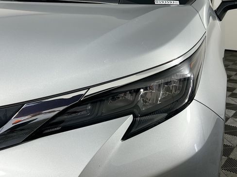 Used 2024 Toyota Sienna XLE FWD image 11