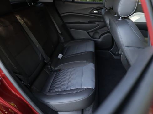 Used 2025 Chevrolet Trax LT w/ LT Convenience Package FWD image 25