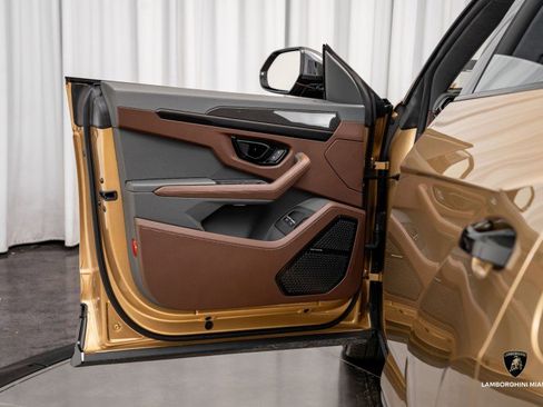 Used 2025 Lamborghini Urus SE image 21