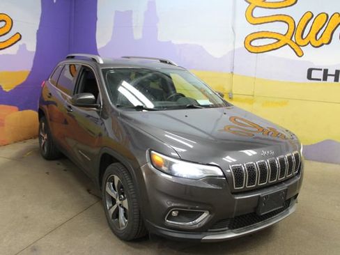 Used 2019 Jeep Cherokee Limited w/ Luxury Group FWD image 2