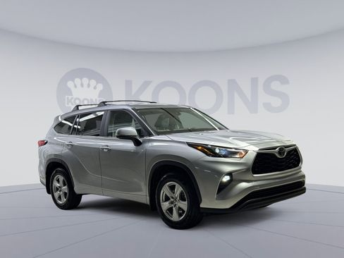 Used 2023 Toyota Highlander LE FWD image 14