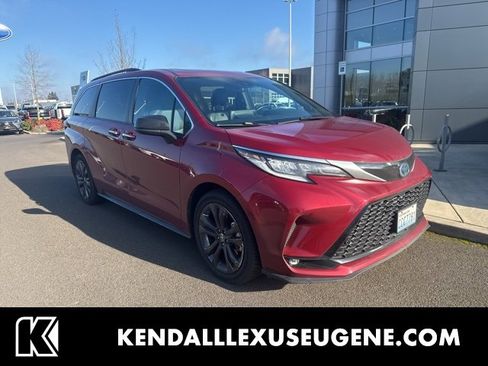 Used 2022 Toyota Sienna XSE image 1
