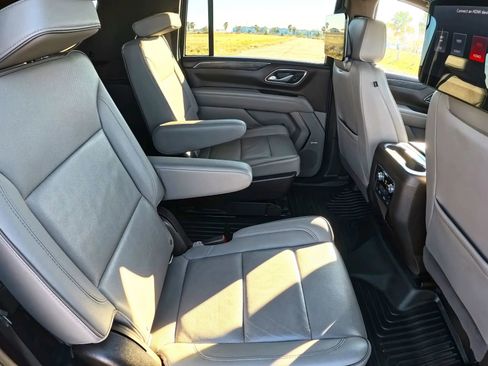 Used 2022 GMC Yukon XL SLT w/ SLT Luxury Package image 14