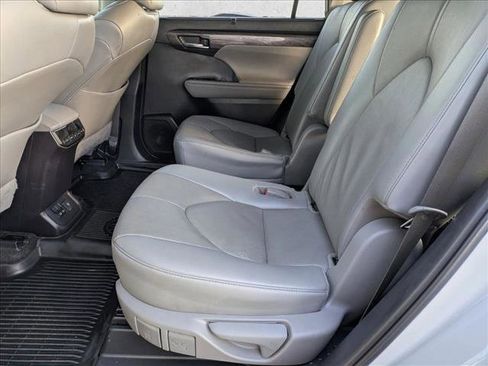 Used 2023 Toyota Highlander Limited image 19