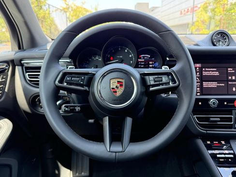 Used 2025 Porsche Macan image 15