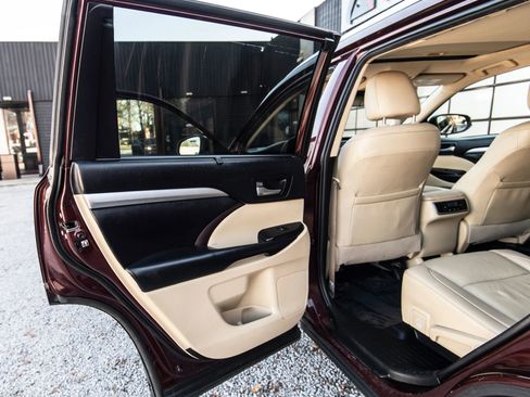 Used 2019 Toyota Highlander XLE image 27