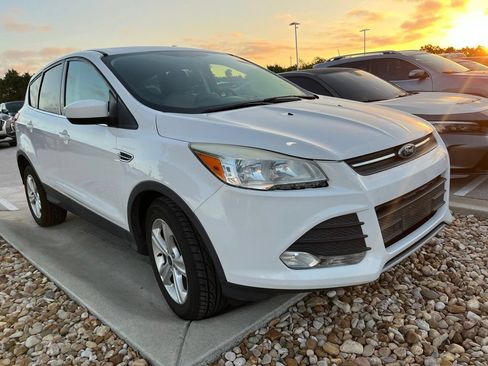 Used 2015 Ford Escape SE FWD image 2