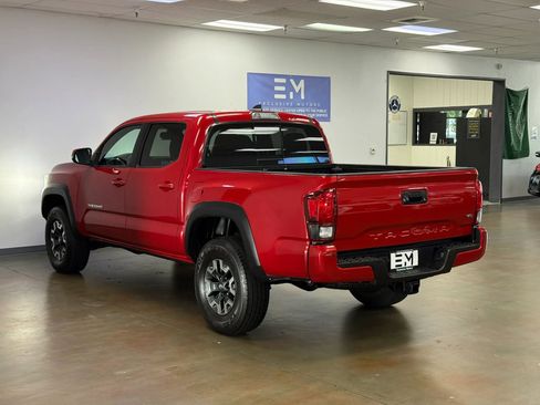 Used 2018 Toyota Tacoma TRD Off-Road w/ Technology Package AWD/4WD image 5
