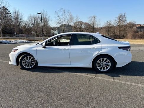 Used 2021 Toyota Camry LE image 5