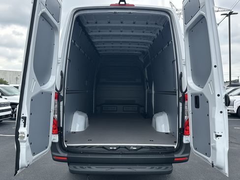 Used 2025 Mercedes-Benz Sprinter 2500 image 18