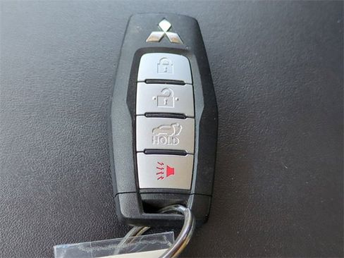 Used 2022 Mitsubishi Outlander SE image 30