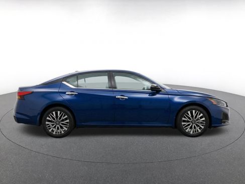 Used 2025 Nissan Altima 2.5 SV FWD image 8