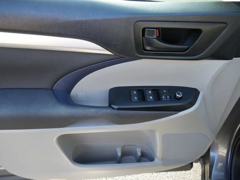 Used 2017 Toyota Highlander LE FWD image 22