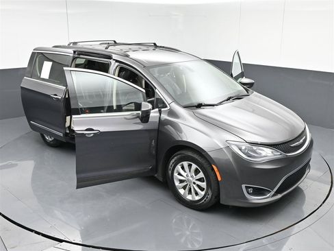 Used 2017 Chrysler Pacifica Touring-L FWD image 37