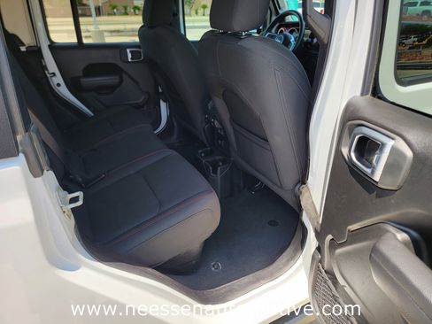 Used 2023 Jeep Gladiator Rubicon w/ LED Lighting Group image 10