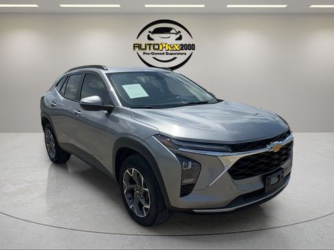 Used 2024 Chevrolet Trax LT w/ Driver Confidence Package FWD image 1