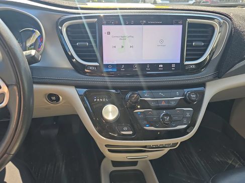 Used 2022 Chrysler Pacifica Touring-L FWD image 20