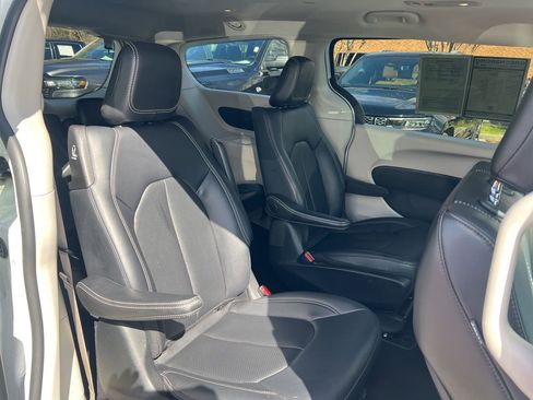Used 2024 Chrysler Pacifica Select image 20