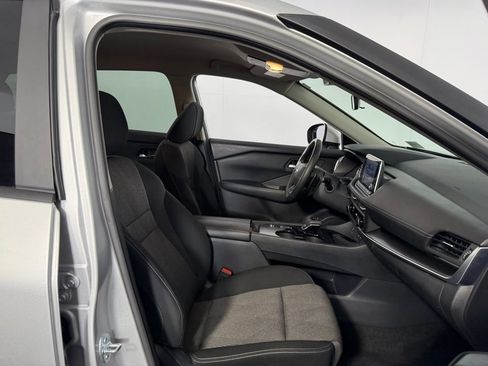 Used 2025 Nissan Rogue SV FWD image 30