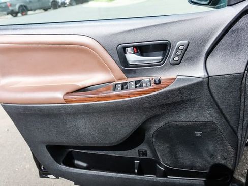 Used 2017 Toyota Sienna Limited Premium image 49