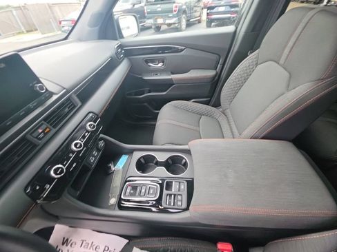 Used 2025 Honda Pilot Sport image 24