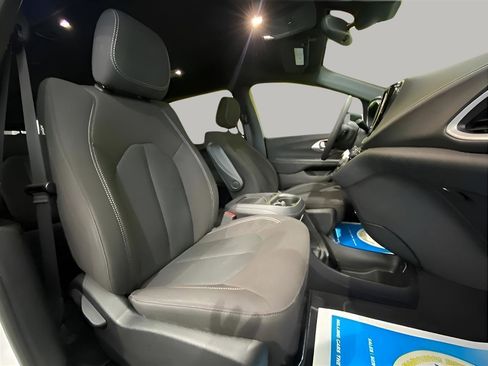 Used 2023 Chrysler Pacifica Touring FWD image 22